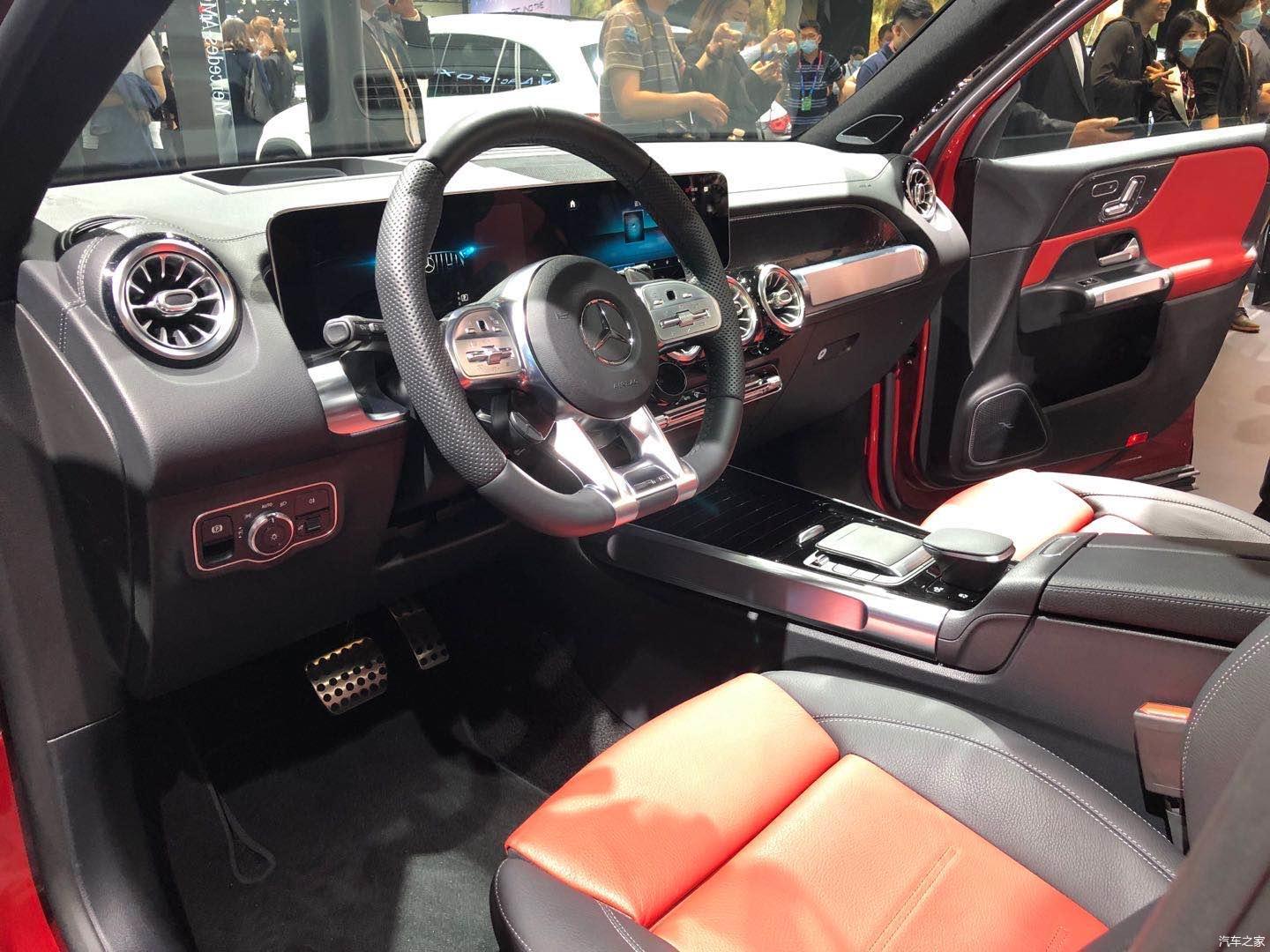 内饰方面,新车采用红黑双色的座椅配色,配备amg家族专属的运动方向盘
