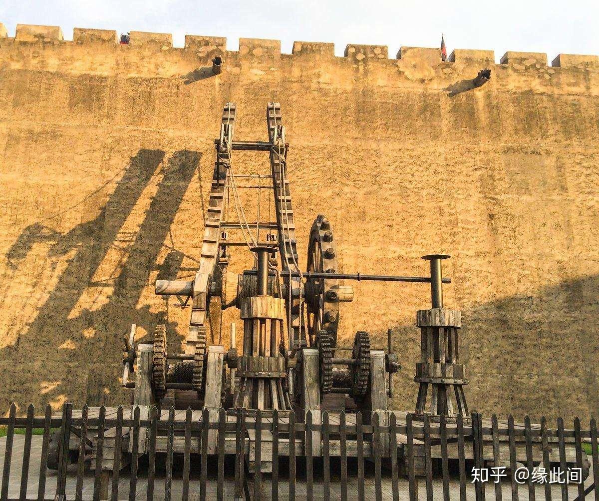 这种攻城的梯子叫做云梯,它与普通的梯子有着很大的不同,普通梯子的