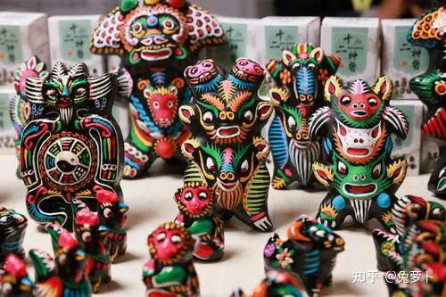 当地老百姓叫"梆梆筒子",其形式是用三尺三寸长的竹筒,蒙上猪护心皮