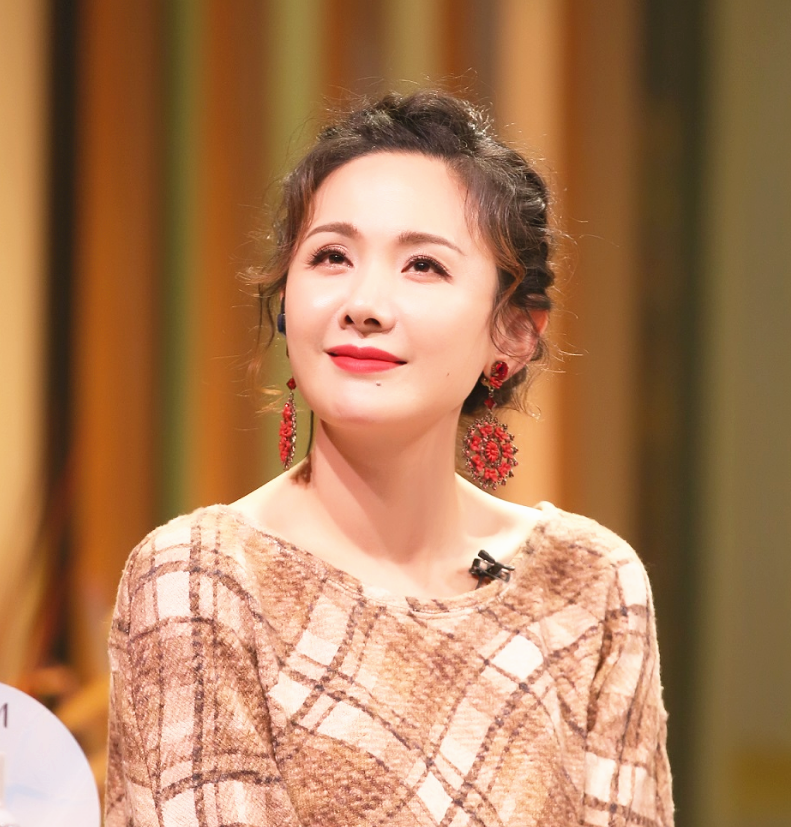 郭晓冬夫妇庆祝结婚纪念日,两人热吻好浪漫,程莉莎针织衫好看