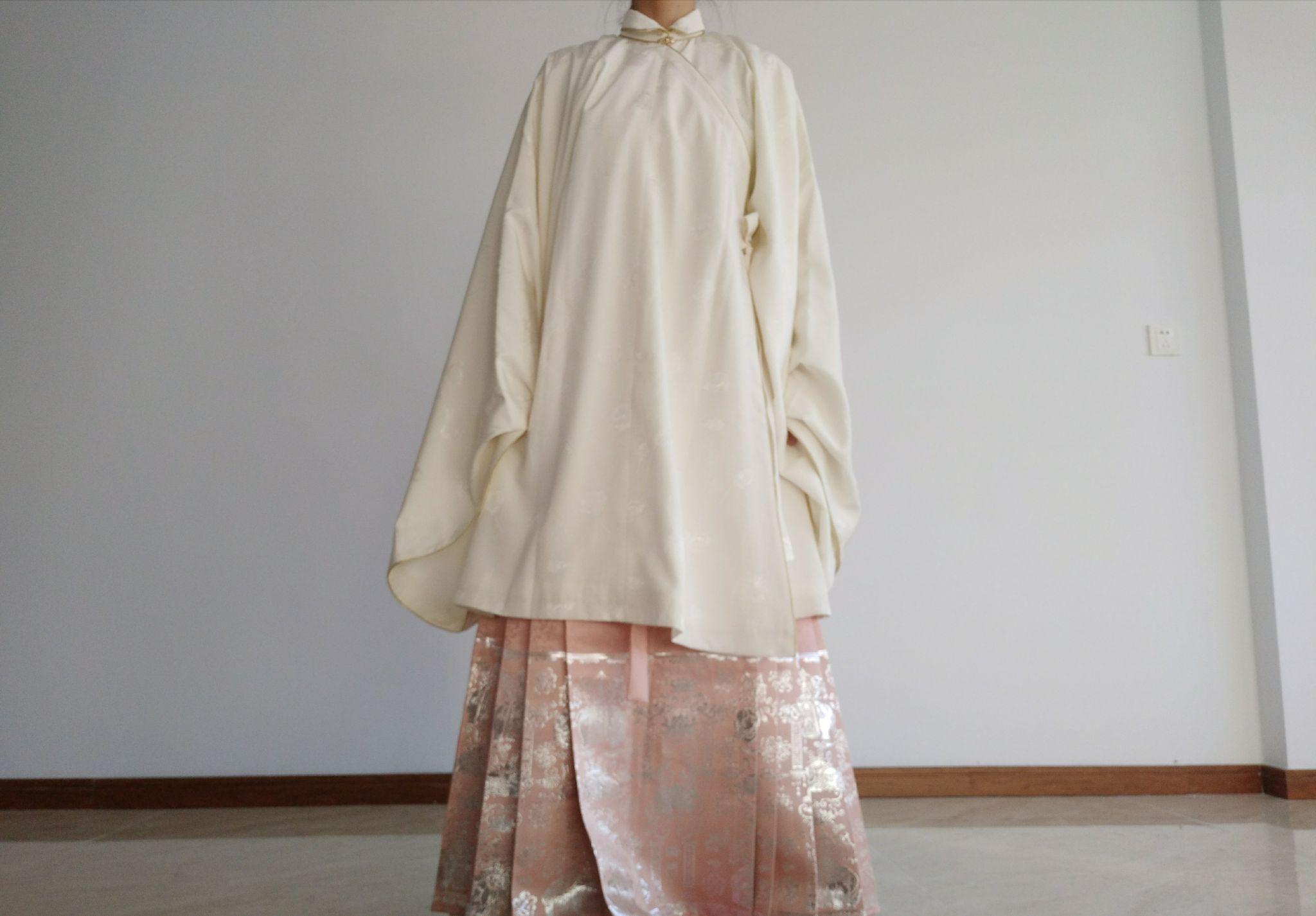 首先推荐明制平价的兰若庭 太平有象,立领长衫很有气质,还很显瘦,颜色