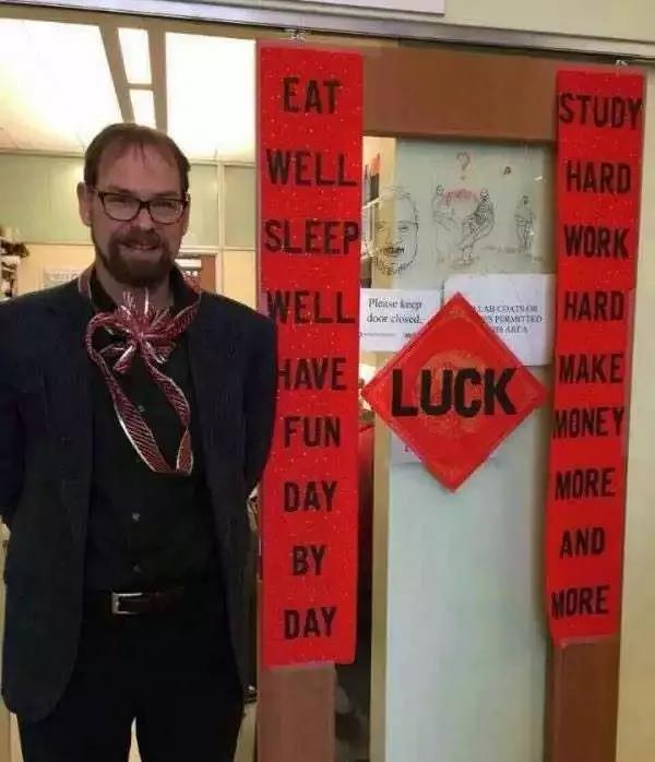 在法国埃菲尔铁塔也不甘落于人后来了一个全红在法国最大的唐人街巴黎