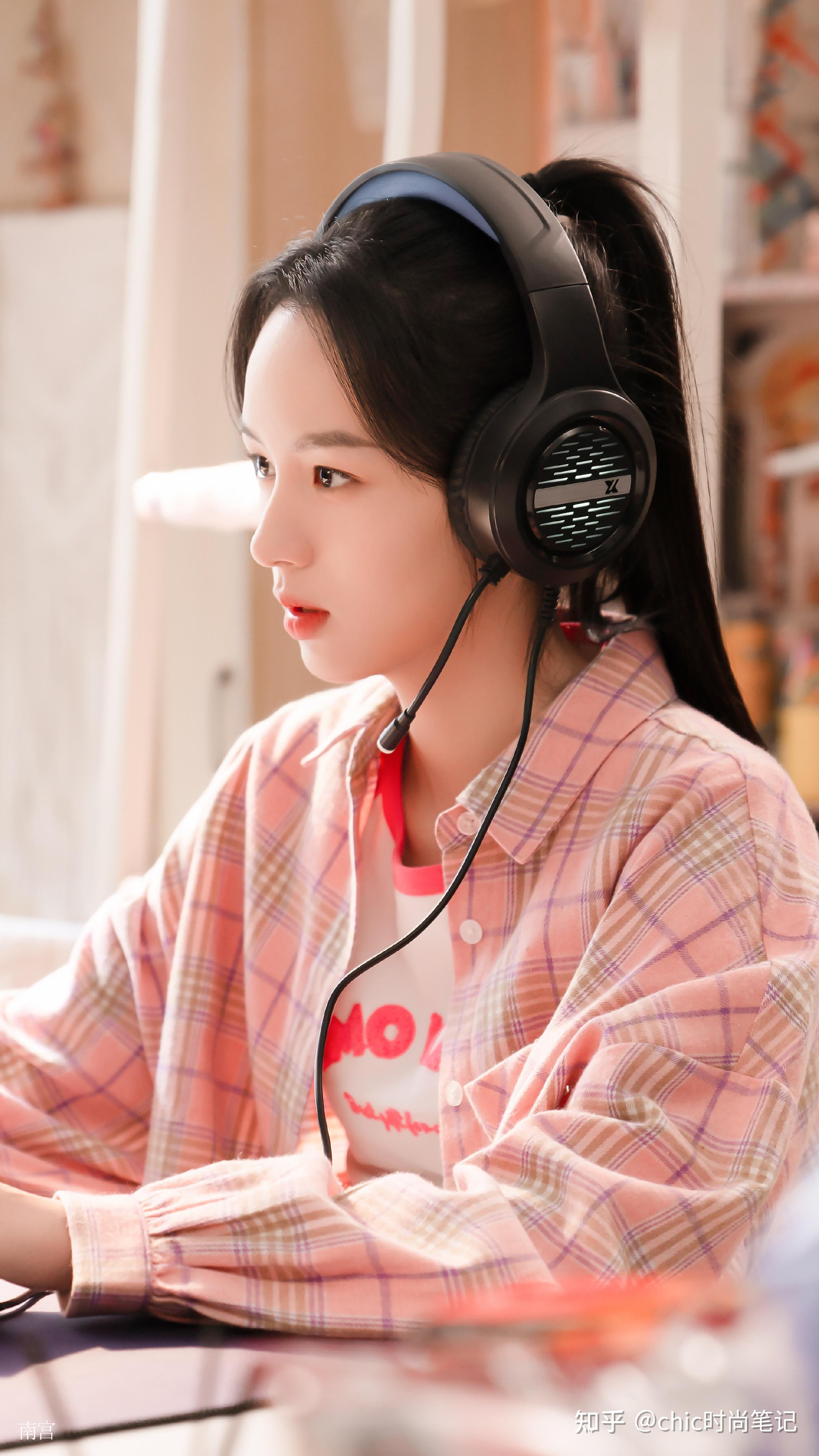 周也饰演的大学校花青春活力,与傲娇追妻火葬场的林一搭配的超级完美.