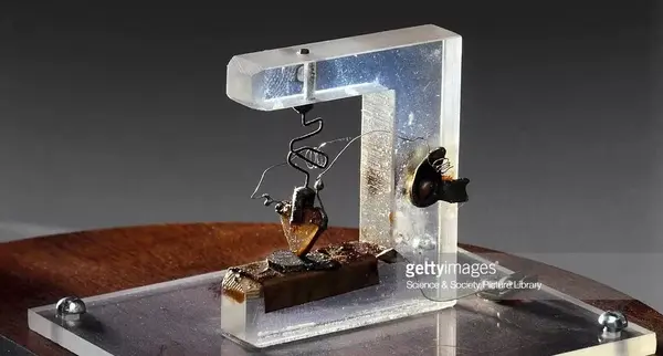 于是,世界上第一只称为 点接触晶体管的半导体放大器就这样问世了.