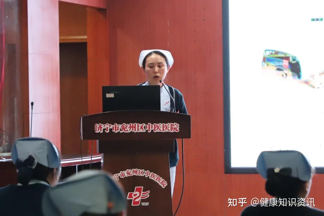 手术室脑病科胃镜室护理总结大会会议由护理部主任张迎春主持.