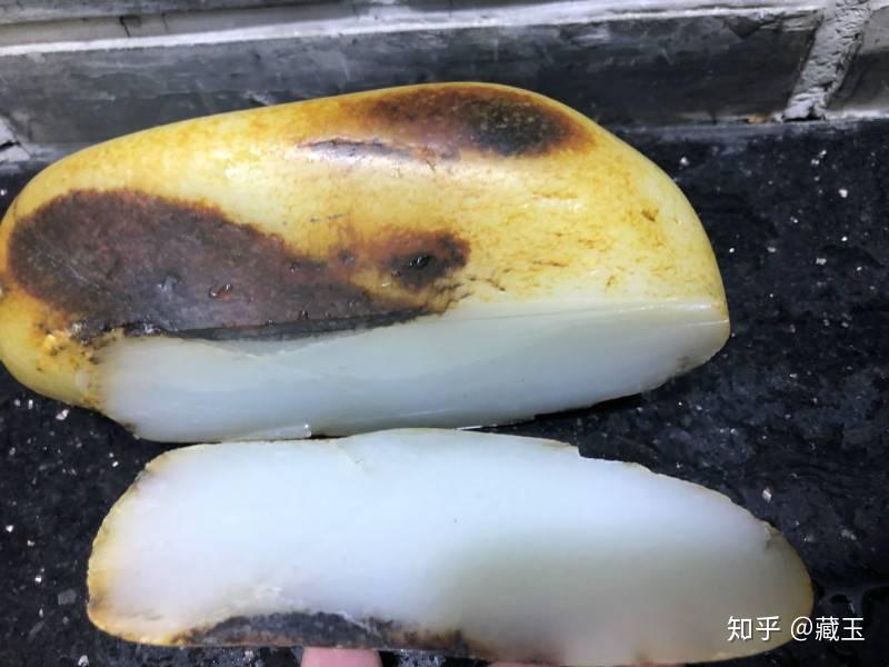 玉肉白润干净,大裂和脏都没有窜到玉肉内部,都只停留在表面.