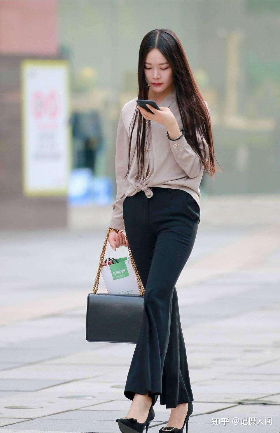 街拍女生搭配高跟鞋出街秀出自己的时尚魅力