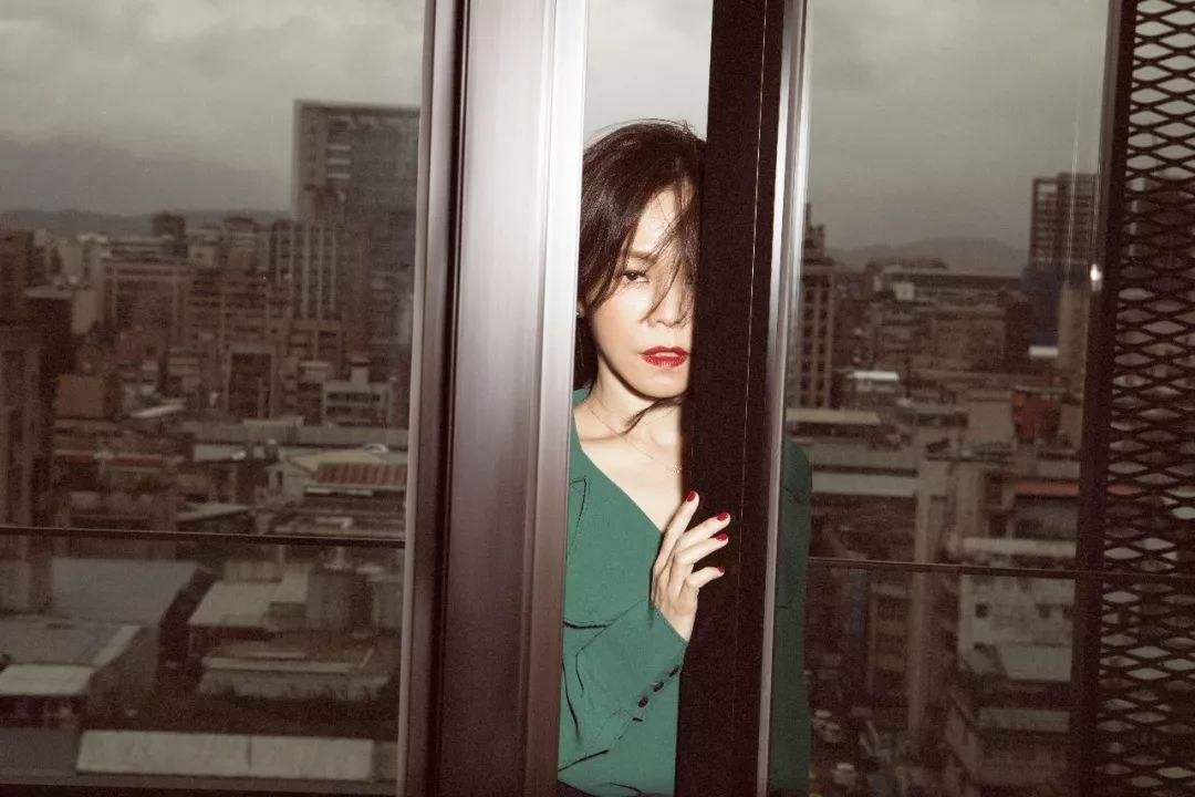 彭佳慧专辑图片惊艳温柔是最强大的力量