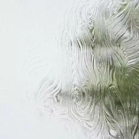 透过水纹玻璃,物体会有油画般的晕染效果因为水波纹玻璃让人联想到