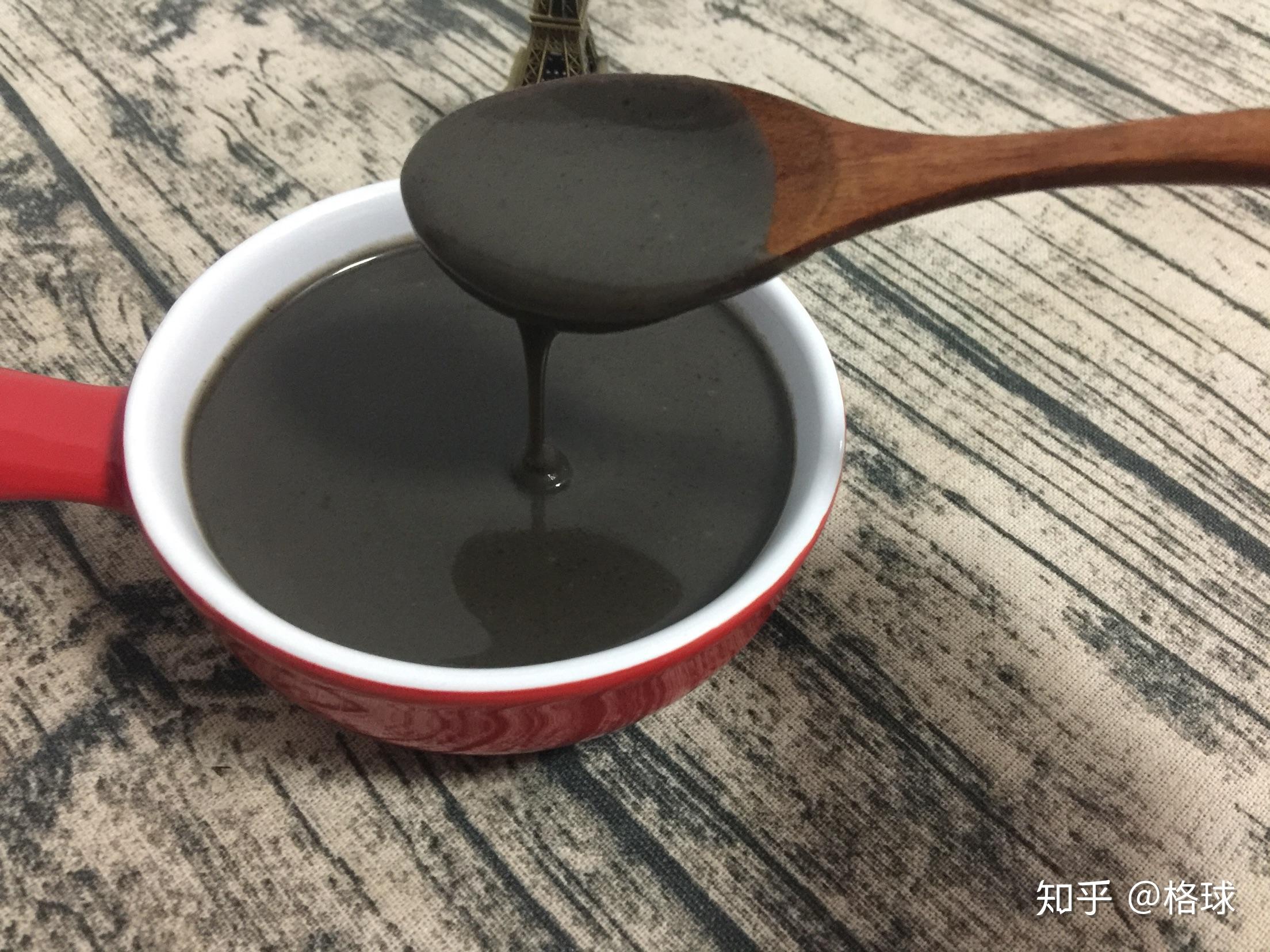 破壁机的杯子里,加水后开启米糊选项,最后做出来的芝麻糊大概有两碗的