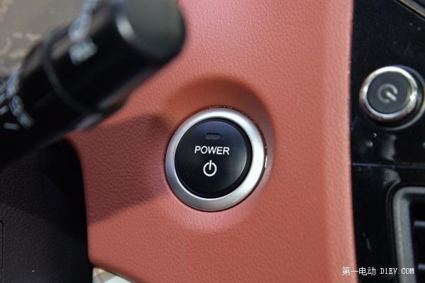 再往下看,则是知豆d2的无钥匙启动按键,搭配该车怀挡设计,不难看出