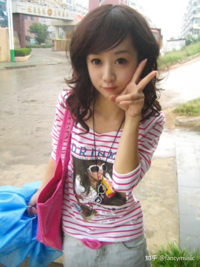 小时候的程琳,有一辆很可爱的小自行车,是爸爸特意给她买回来的.