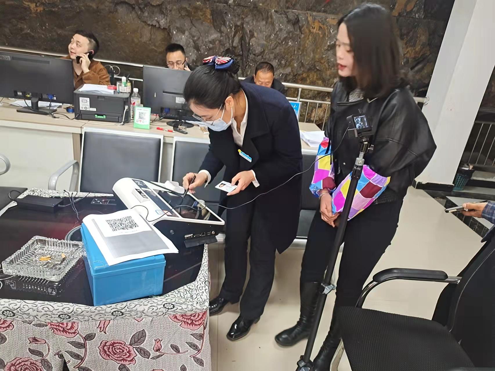 紫云富民村镇银行上门服务暖人心