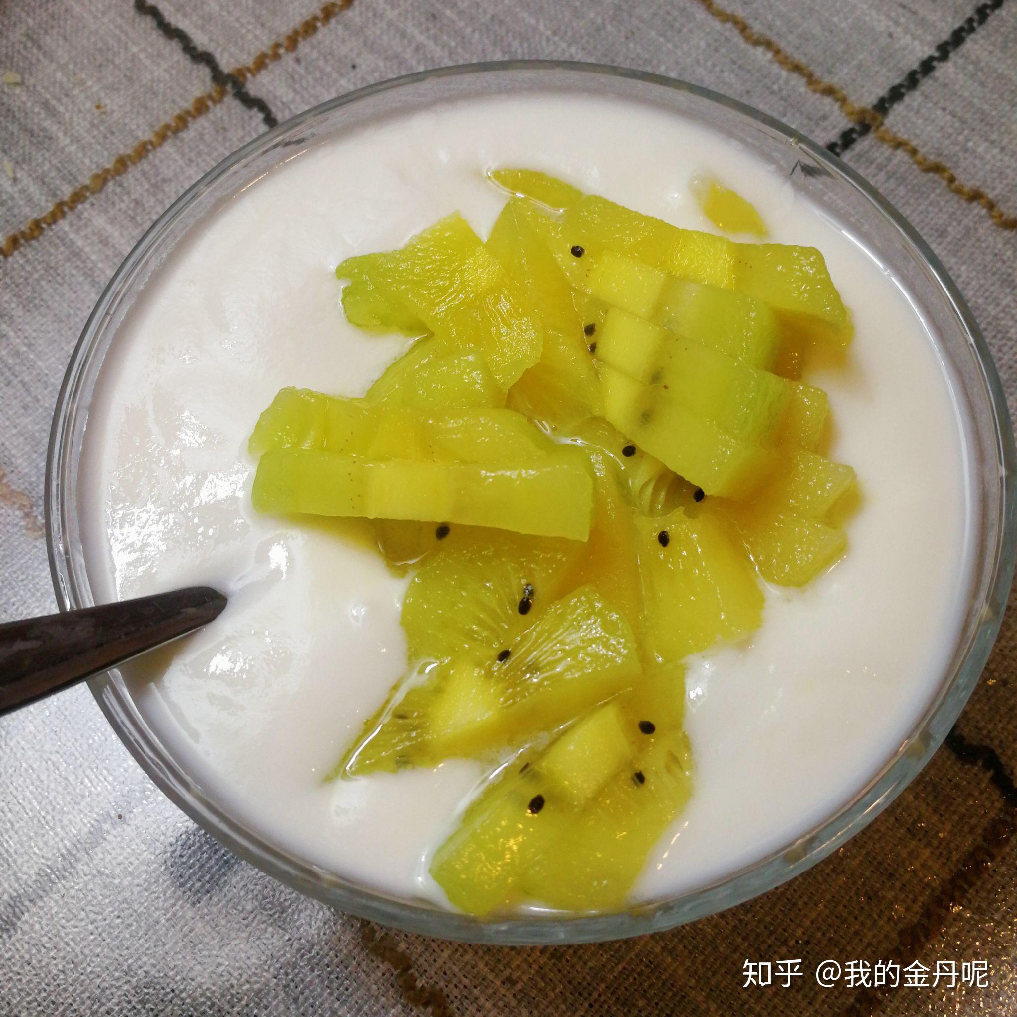 巨简单的酸奶另类吃法，配上酸甜可口的猕猴桃，相当好吃