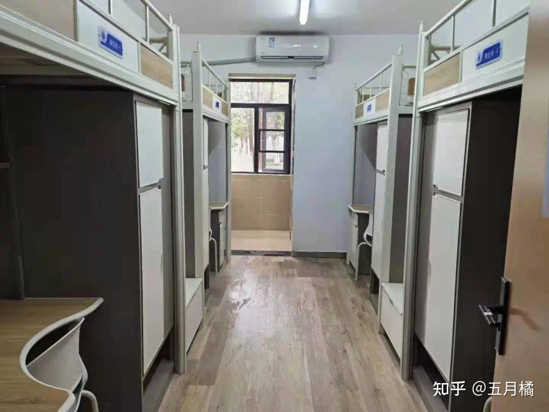 研究生宿舍以三人间上床下桌为主,每间宿舍配备独立的卫生间,淋浴房