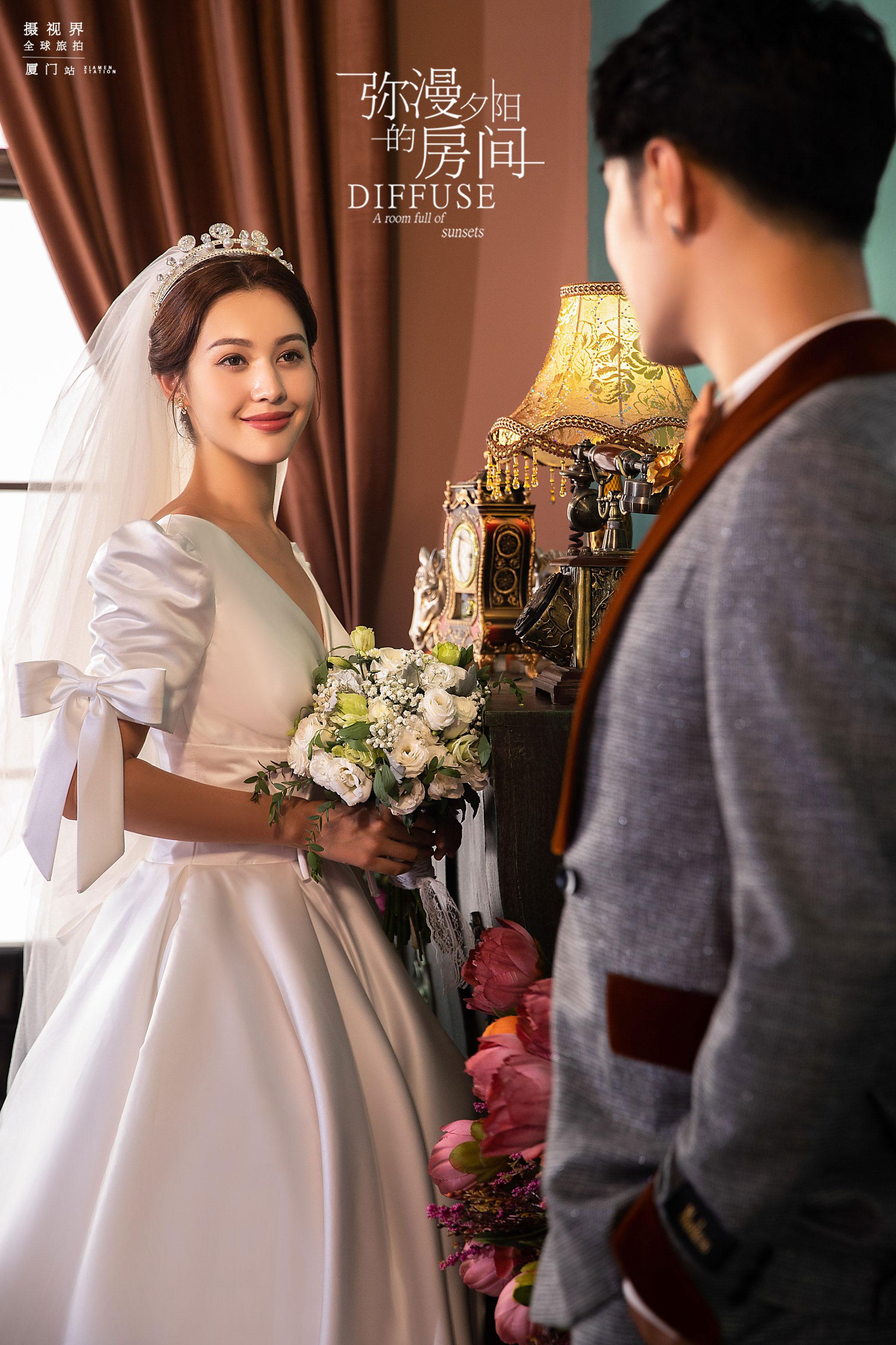 给你想要的旅拍婚纱照高级感这款厦门轻复古法式缎面婚纱千万别错过