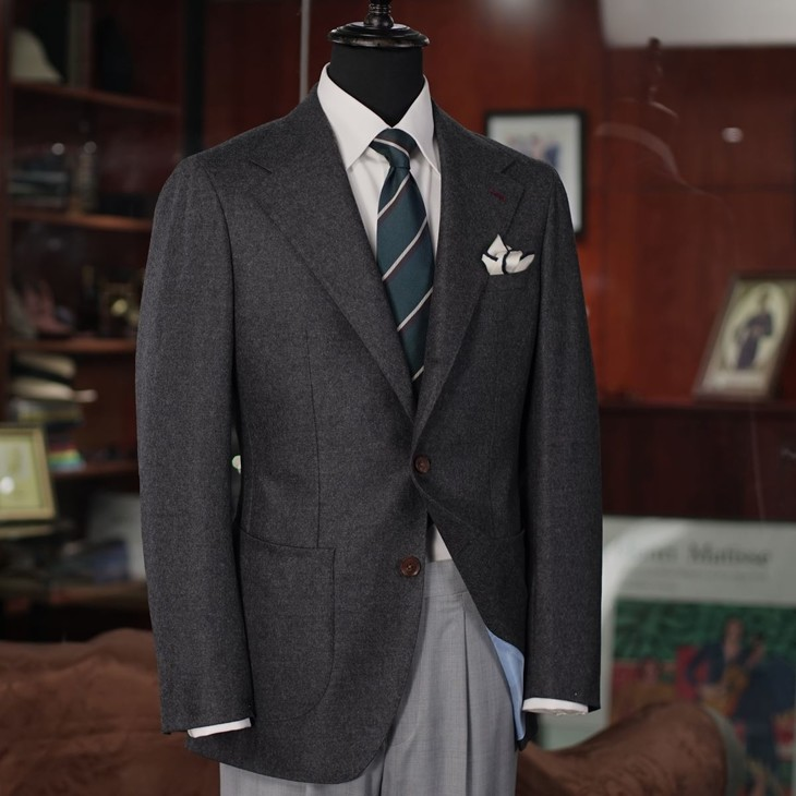 这套灰色法兰绒意式西装,名厂面料牌面足,国产平价太难忘——就怕你