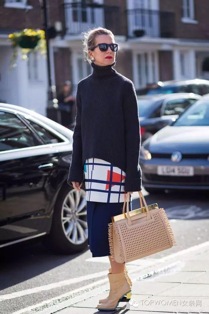 在用高领毛衣搭配一步裙的时候,将毛衣放出来更加时髦,但是比例也会
