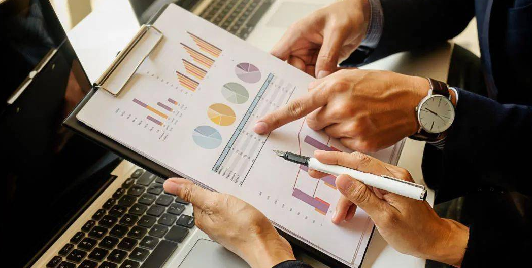 白天券商分析师一般都是在路演,调研和跟踪市场状态中度过.