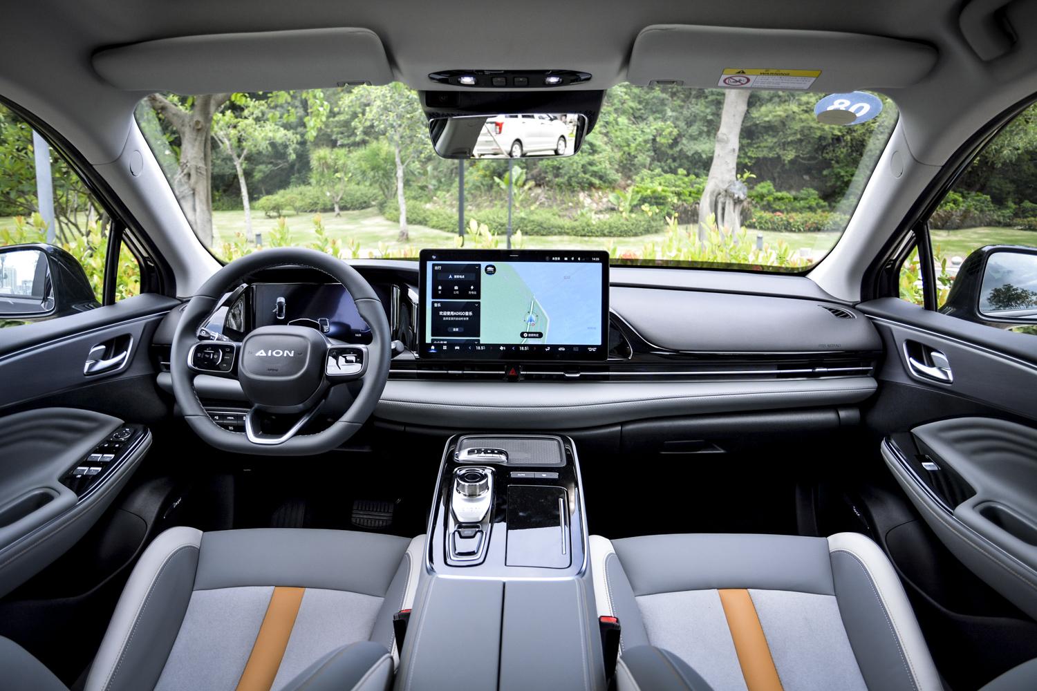 内饰方面,广汽埃安aion s plus进行了全新设计,中控台采用了采用了