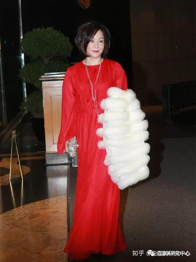 其实毛玉萍是位有故事的上海名媛,她的一生可以说非常传奇,曾轰动上海