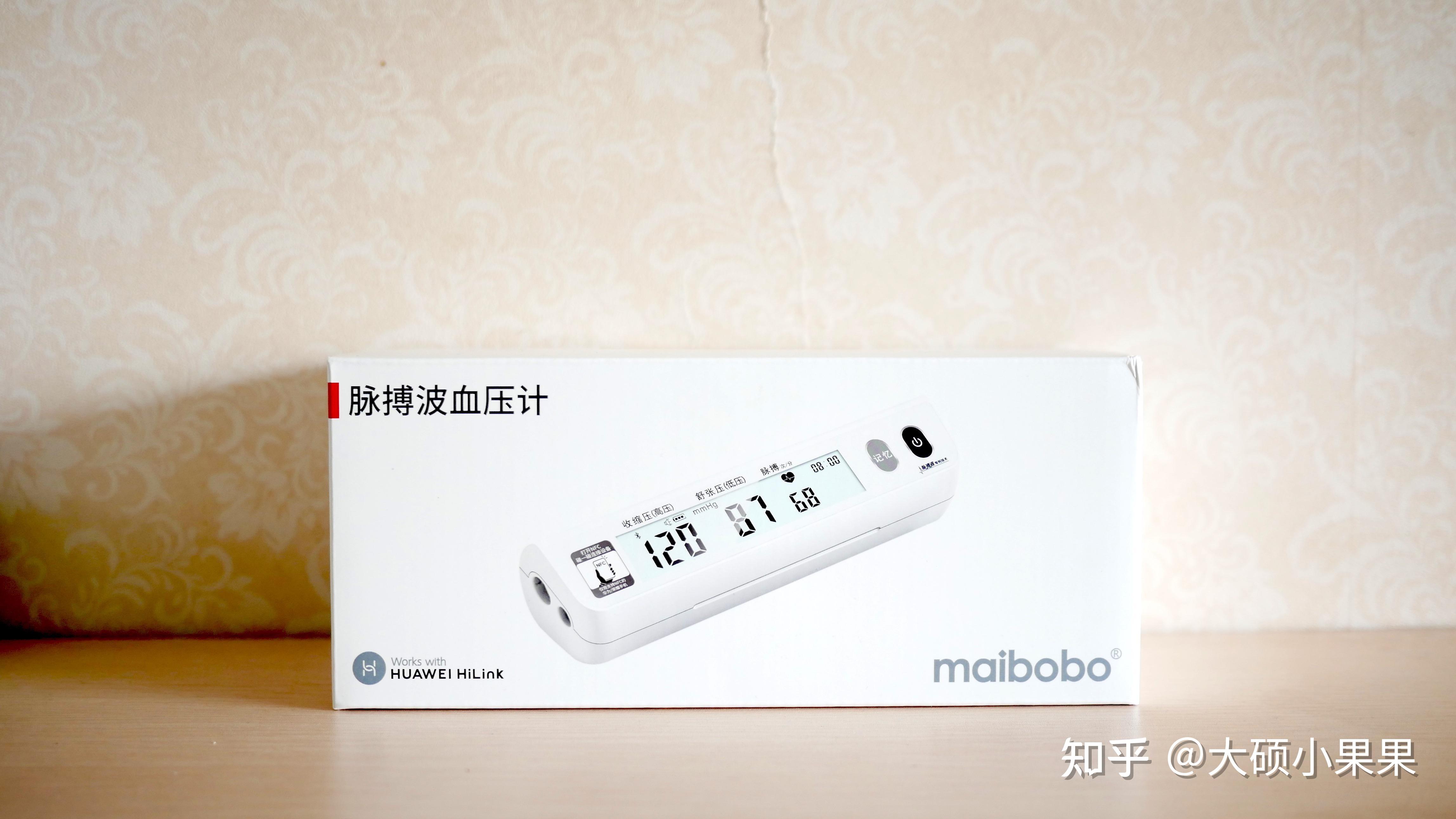 外包装整体白色,正面有血压计的外观图片,左上角是血压计名称,下面