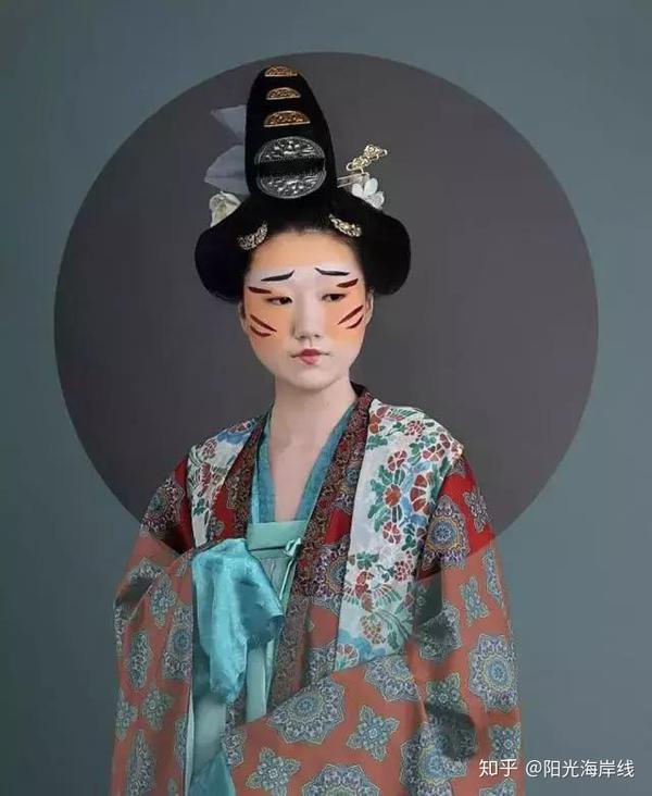 变成更为深重的赭色,妆容以梅花妆,檀晕妆,酒晕妆,啼妆,赭面妆为主