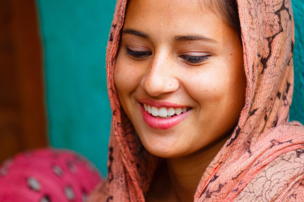 一张舒服的特写人像照片从寻找干净的背景开始