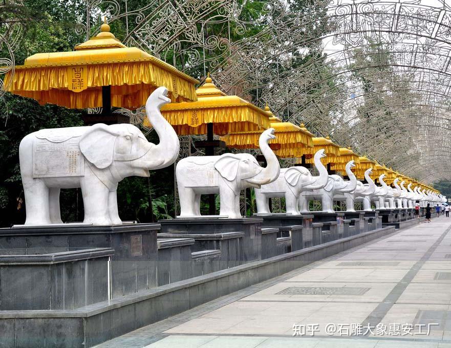 雕刻大象石雕大象摆放于公园内,从某种意义上说,可以很好地镇守大门