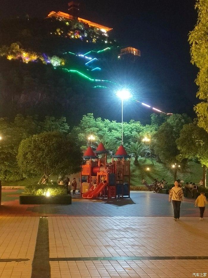 开着爱车缤越夜游仁山公园欣赏不一样的美景