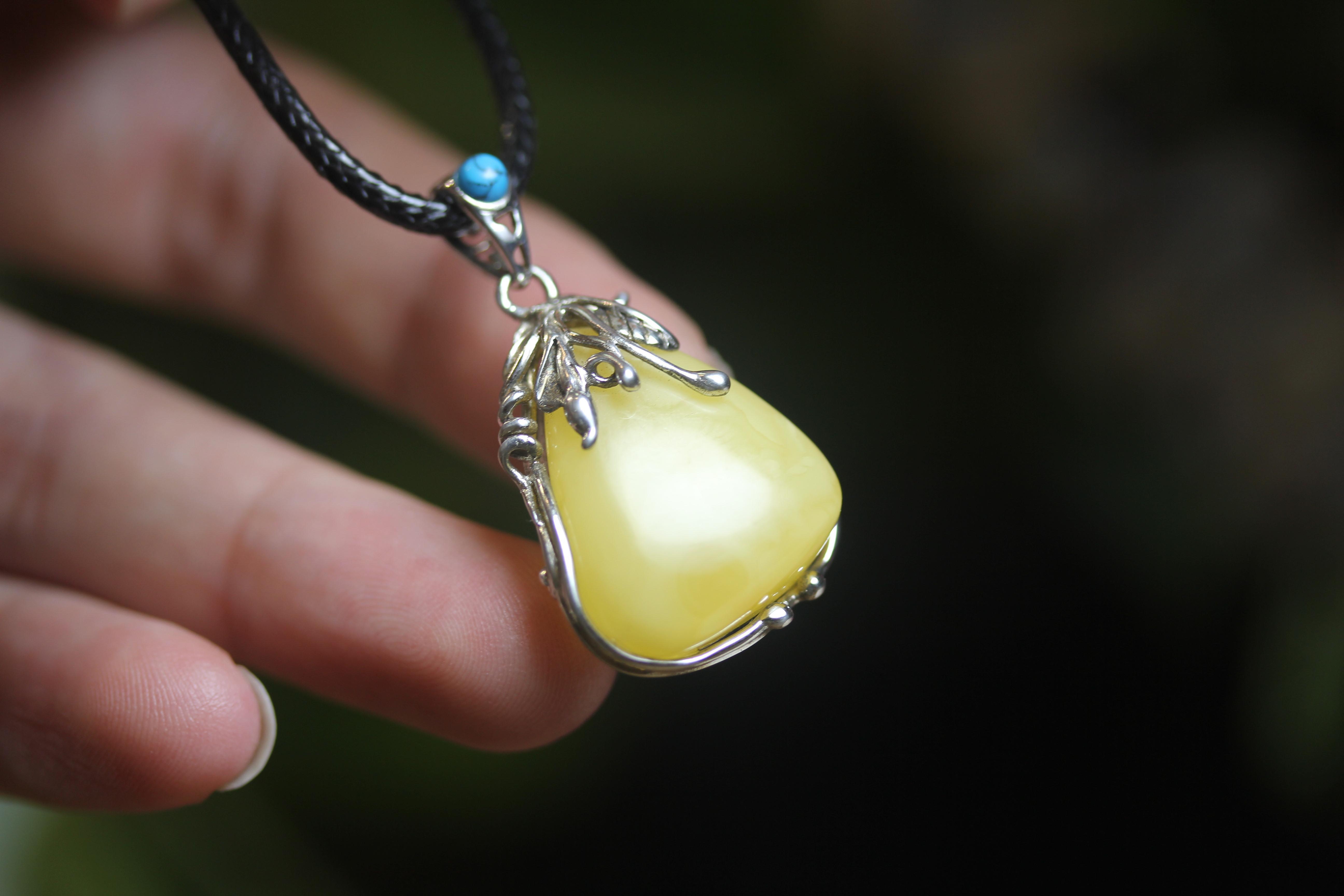 蜜蜡(外文名:amber,别名:树木脂液化石)即密腊,琥珀的一个品种