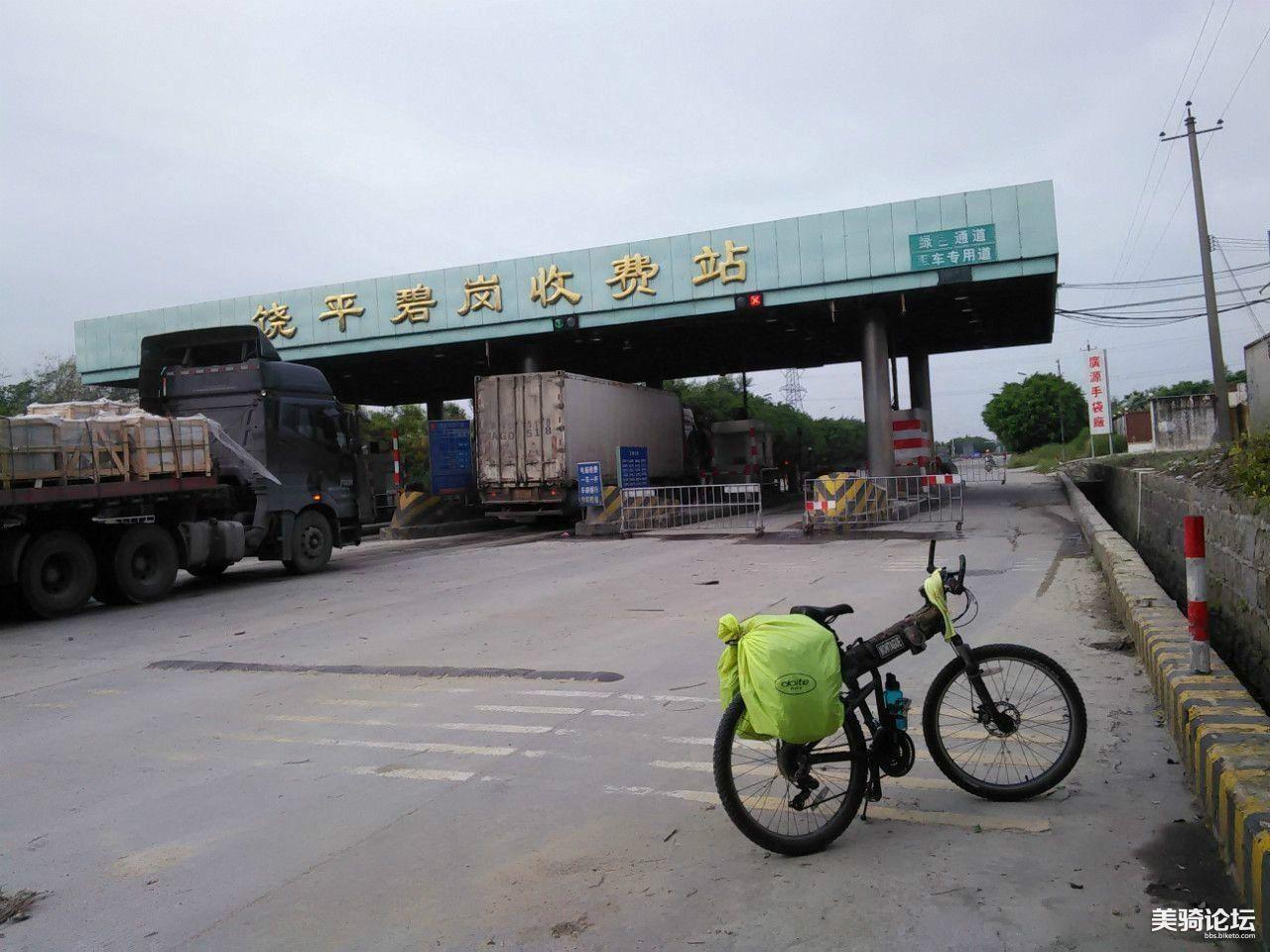 首先到达的是潮州市饶平县碧岗收费站,越过饶平县城,钱东镇后, 13:00