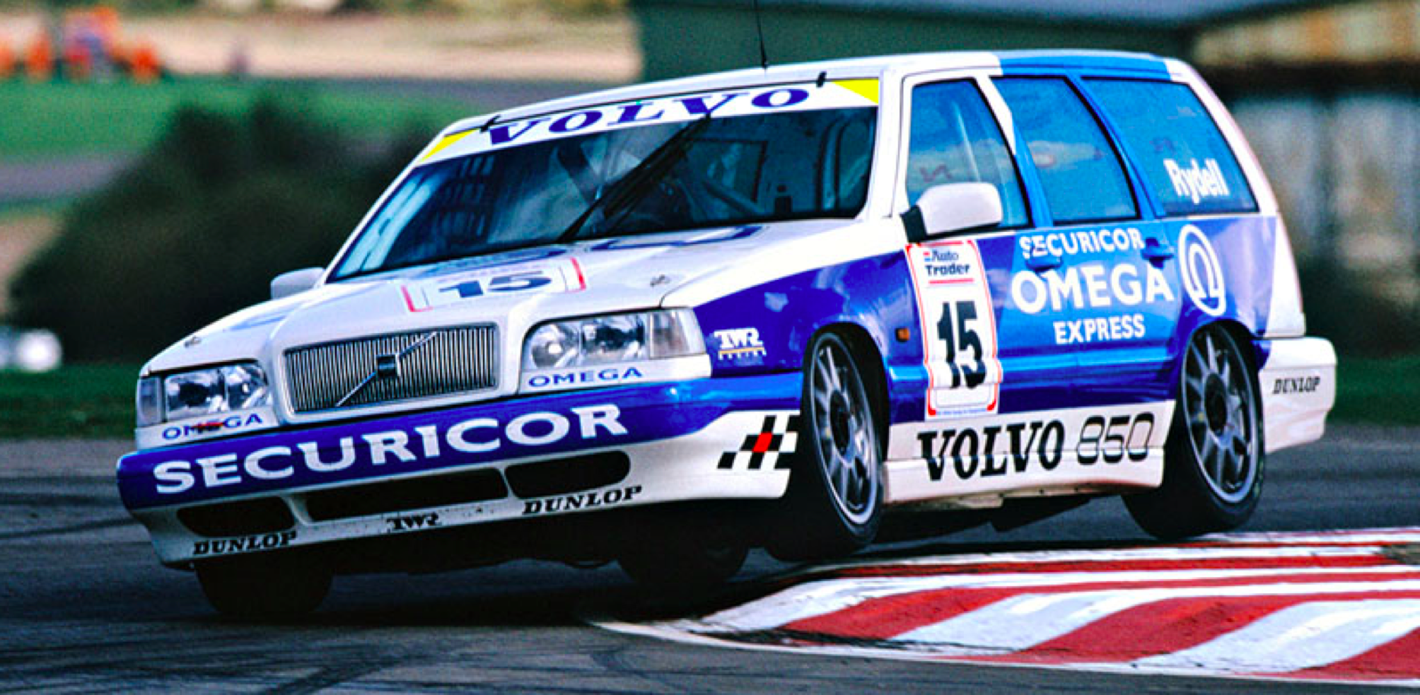 nilsson在首届瑞典房车锦标赛(stcc)中驾驶沃尔沃850改装的赛车参加