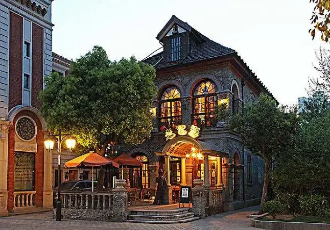 多伦路是上海的一条小街,位于虹口区东江湾路146号,南傍四川北路商贸