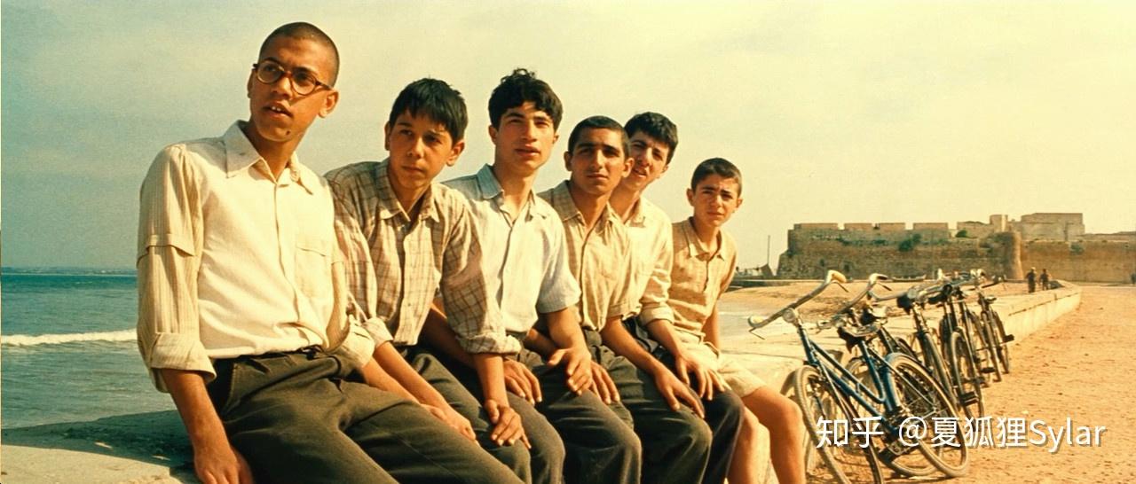 她走过海边,男孩们一水的盯着她看.