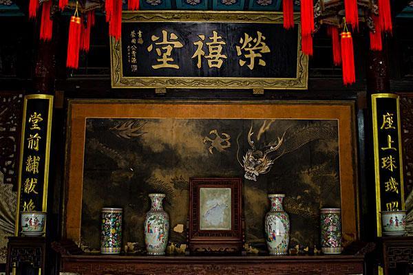 这里这副对联:座上珠(朱)玑昭日月(明),堂前黼黻(百官)焕烟霞代表的是