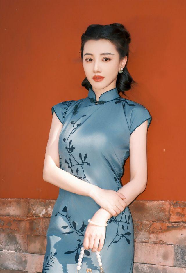 王鹤润旗袍美照惊艳亮相,网友:太美了,我的小心脏都受不了了!