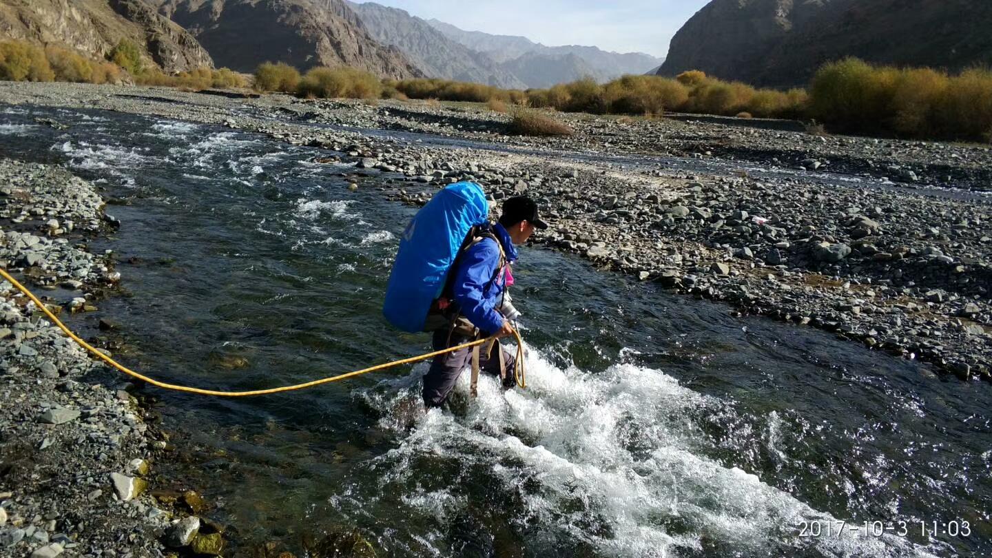 我们领队冲在最前面趟河水.在营地做饭.