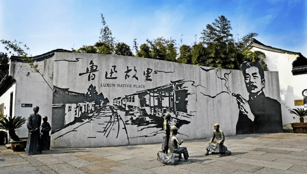 海宁盐官观潮景区:是嘉兴市海宁市一个著名的旅游地标,以其壮观的潮汐
