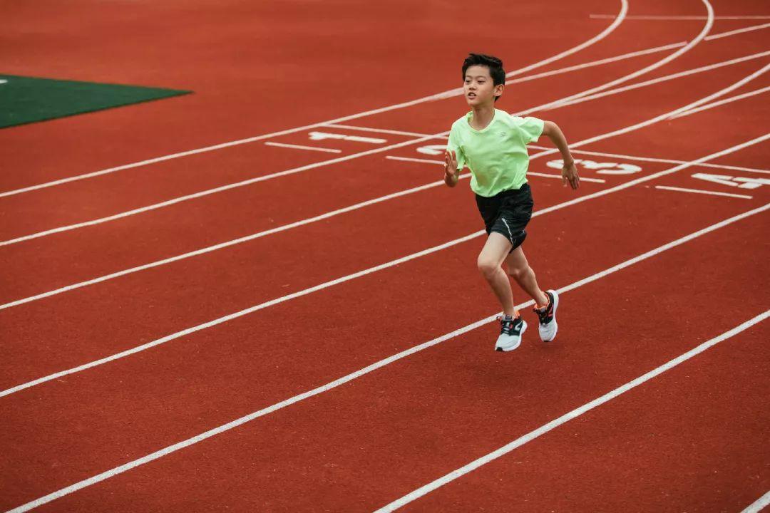 提问青少年该如何挑选合适的跑步鞋