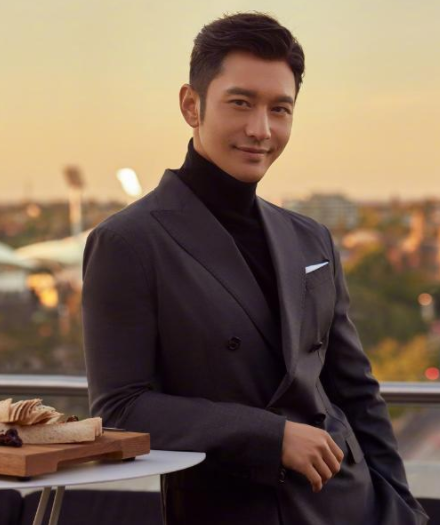 黄晓明近况惹担忧一边吃饭一边戴呼吸机脸色淡定似已习惯