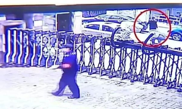 男子瑜伽馆里偷丝袜,女店主:很嚣张 男子瑜伽馆里偷丝袜,女店主:很嚣张