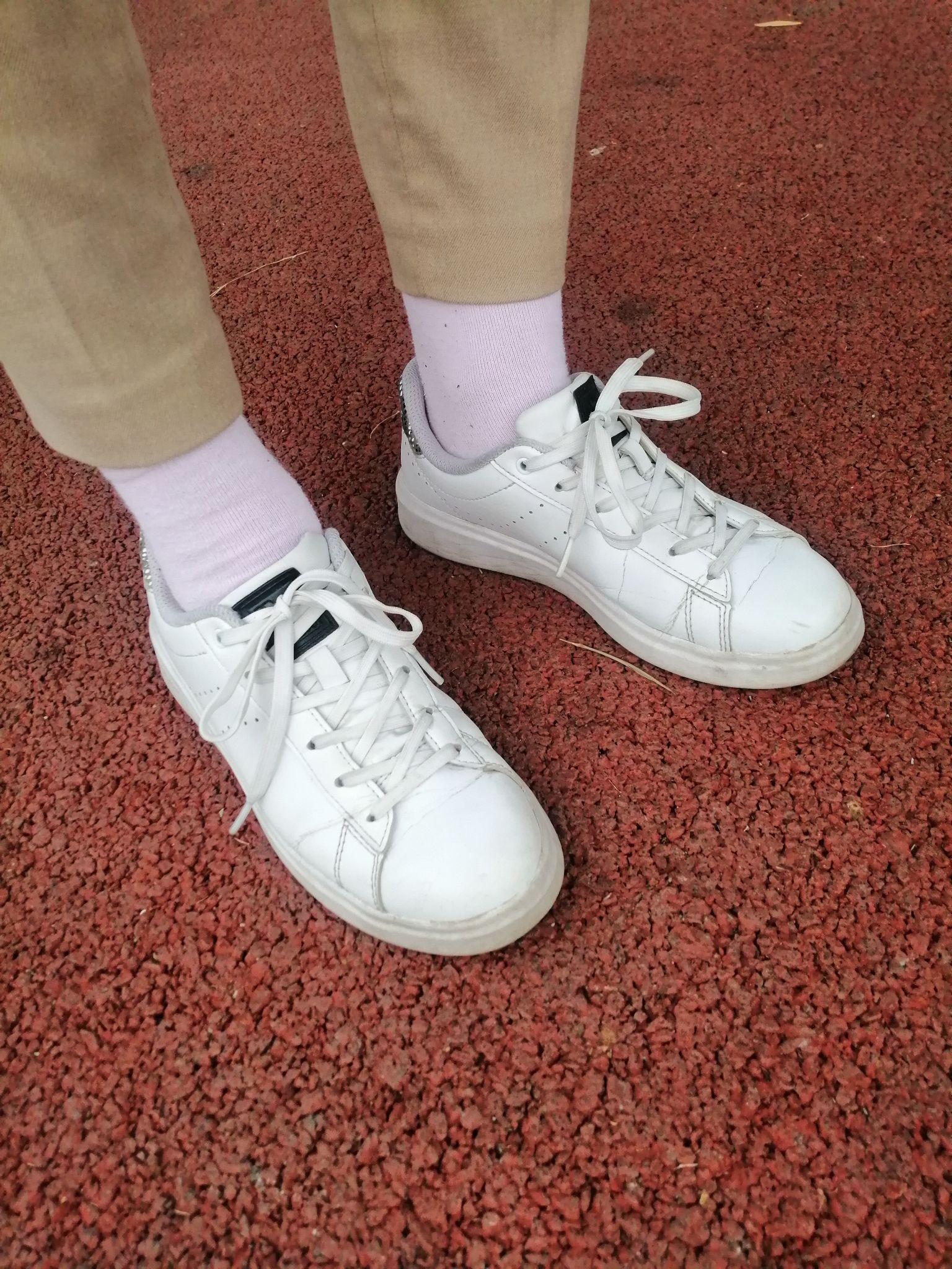 我是男生喜欢看女生穿白色棉袜觉得很美这正常吗