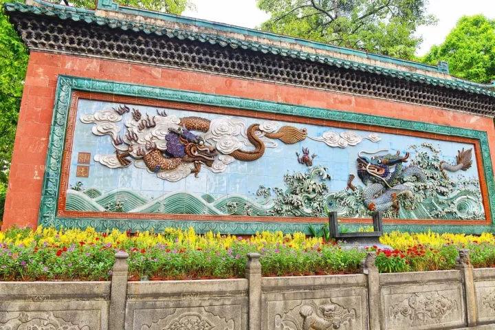 一方古地图画写祖庙前尘遗迹,一只麒麟瑞兽透露神颜灵气,一块"佛山"