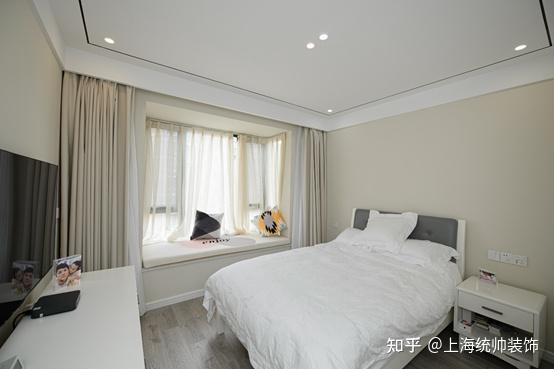 主卧地面做原木地面铺贴,屋顶做双眼皮吊顶 无主灯设计,屋顶内侧还做