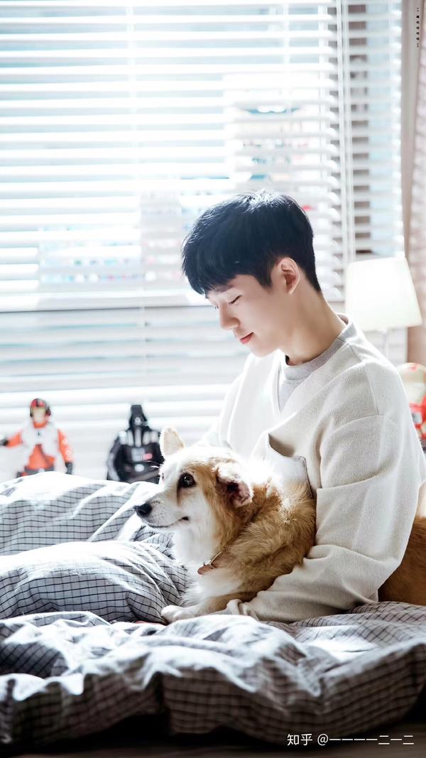 丁海寅.真的就是第一眼就喜欢的,很清秀,笑起来好看到要融化.