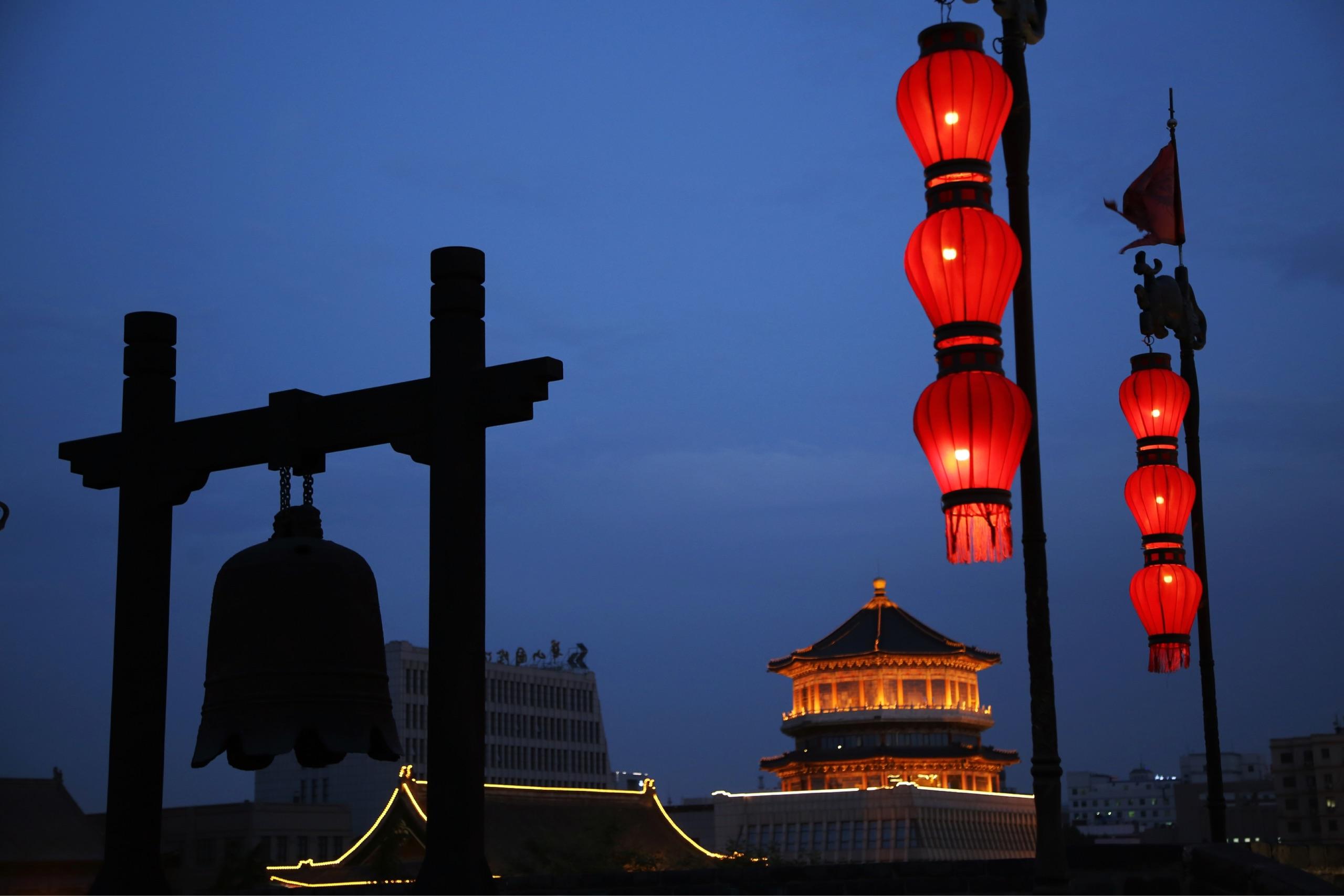 看完小雁塔塔尖儿我们便骑共享单车到不远处的西安城墙.