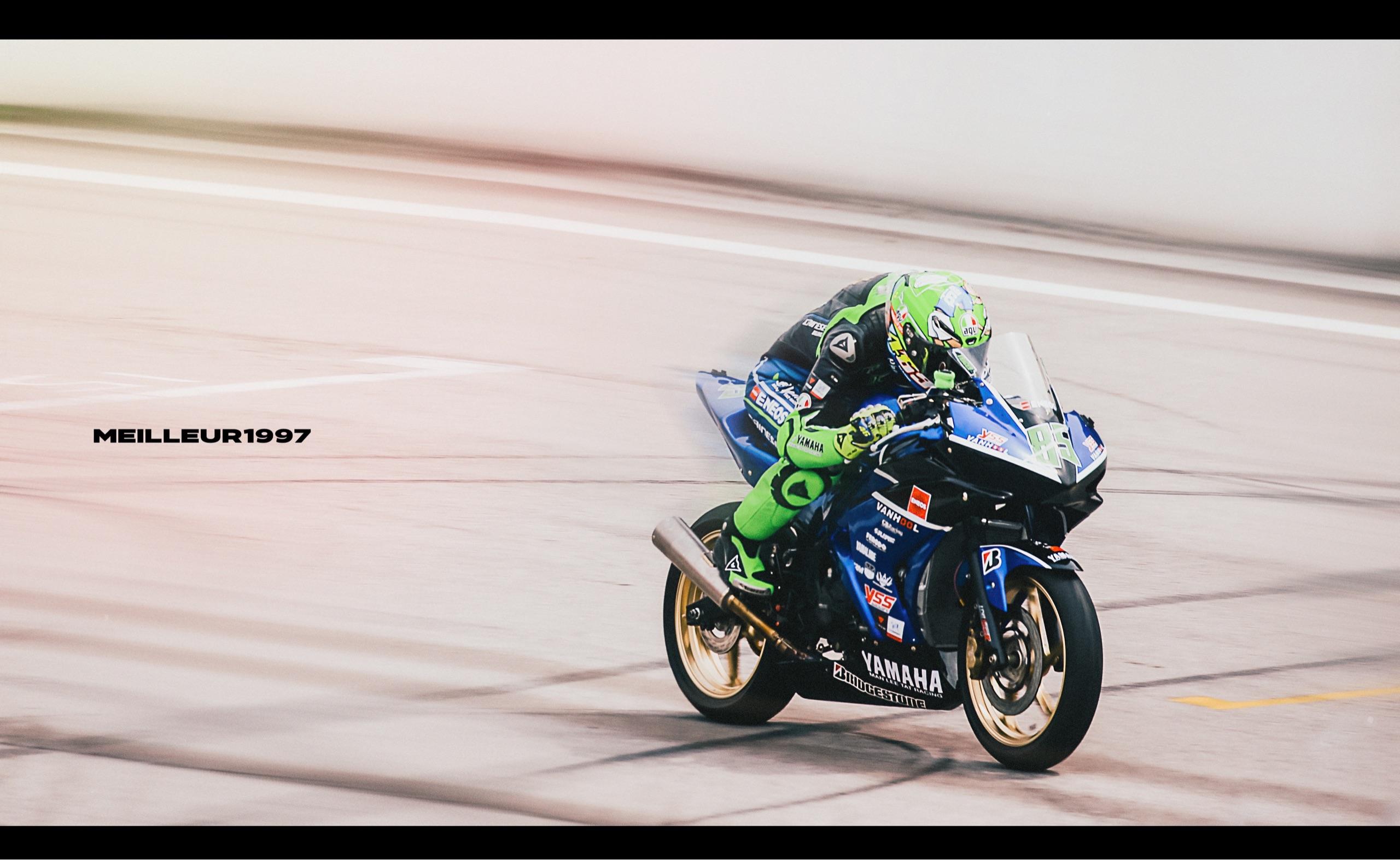 集美们能不能给我发一些王一博摩托比赛的照片