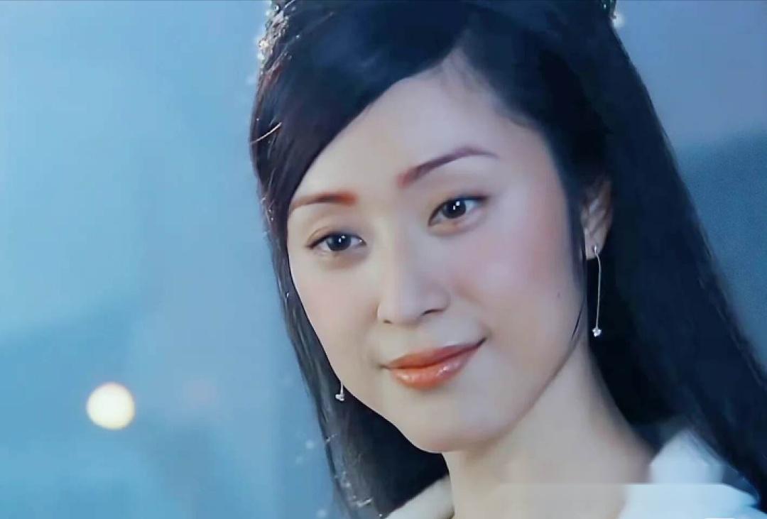 38岁的陈法蓉饰演的御剑山庄大小姐尹天雪,一身素净的裙装,戴着一层