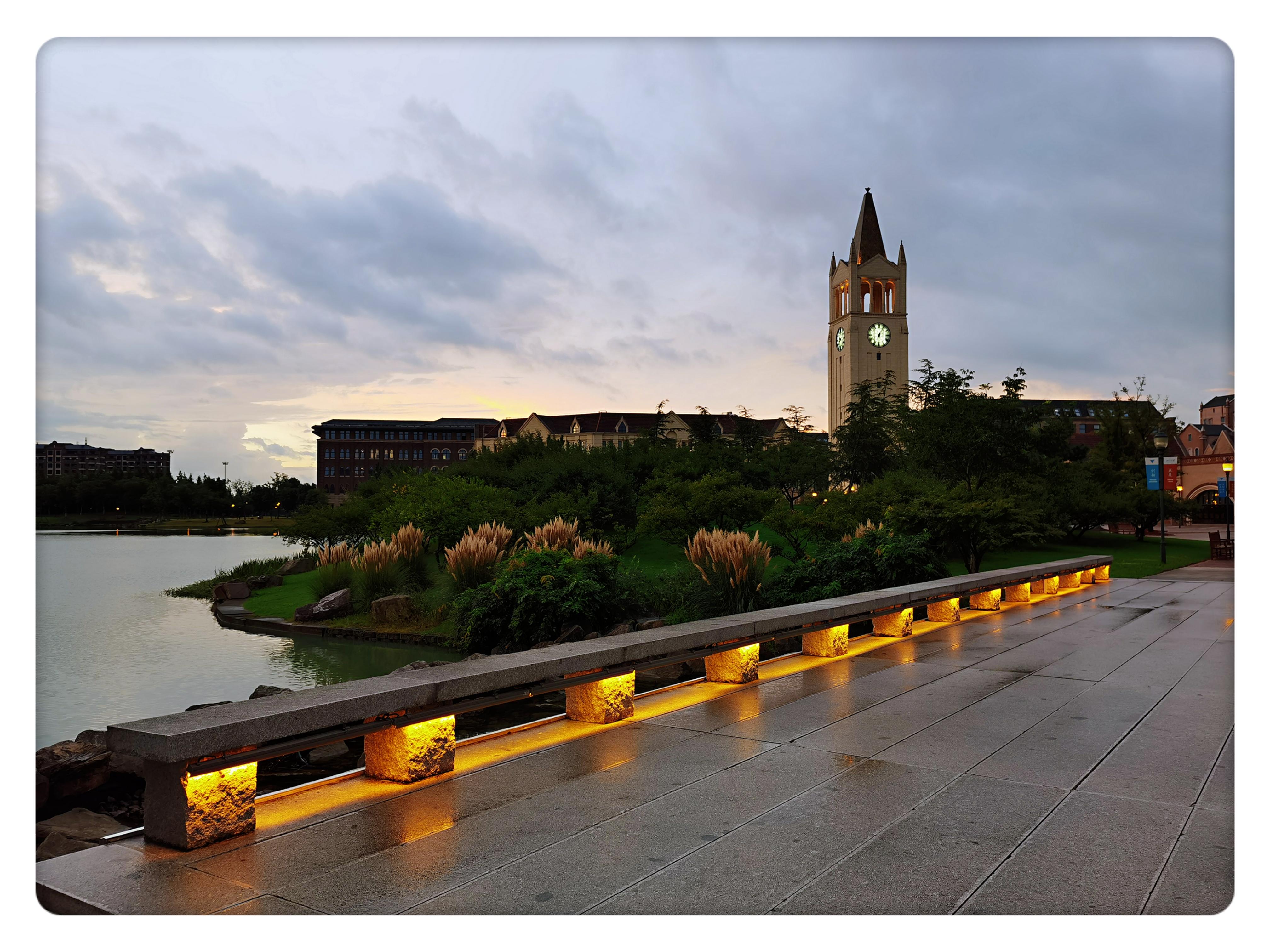 夕阳下最美的浙大海宁国际校区